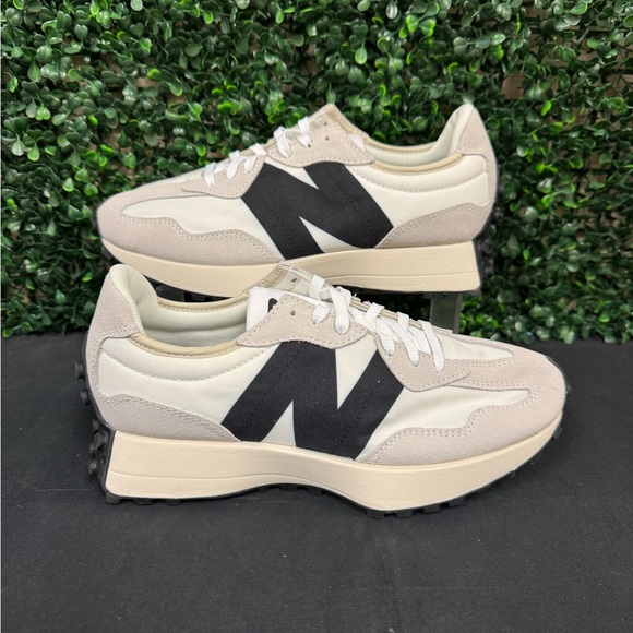 New Balance Shoes - New Balance 327 Shoes - M7.5/W9